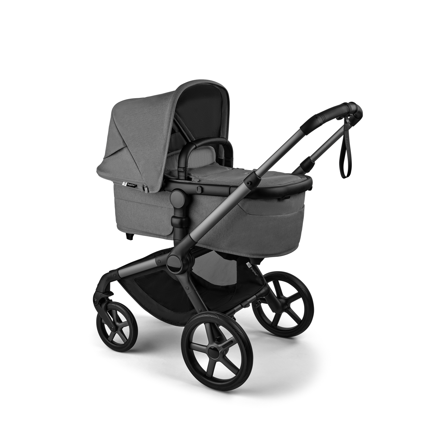 The moon grey Bugaboo Fox5 pushchair, equipped with a seat and carrycot fabric, offers a compact fold for all-terrain use.