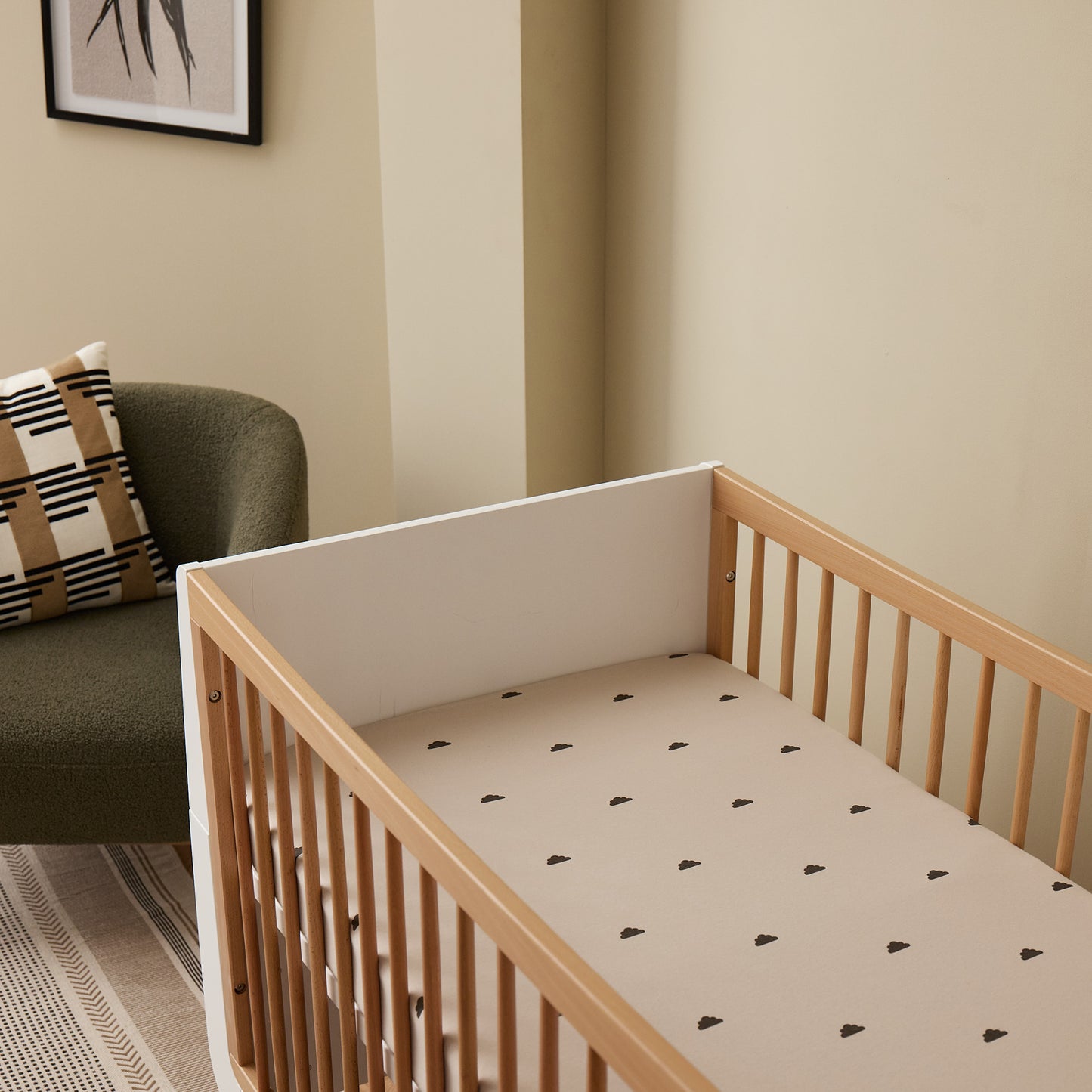 Snuzpod crib sheets in Sand/Cloud colour.