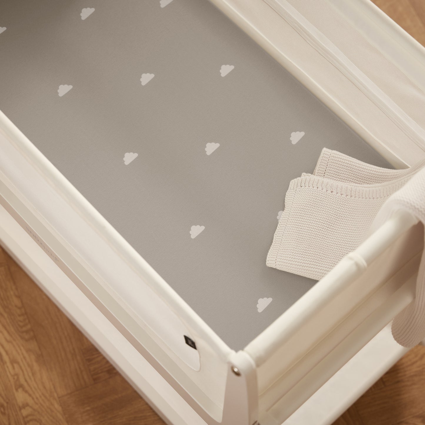 Snuzpod crib sheets in Grey/Star colour.