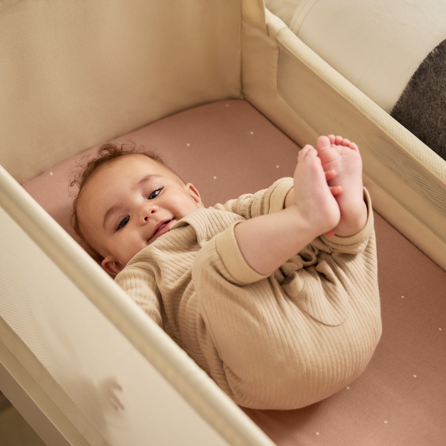 Snuzpod crib sheets in Blush/Dot colour.