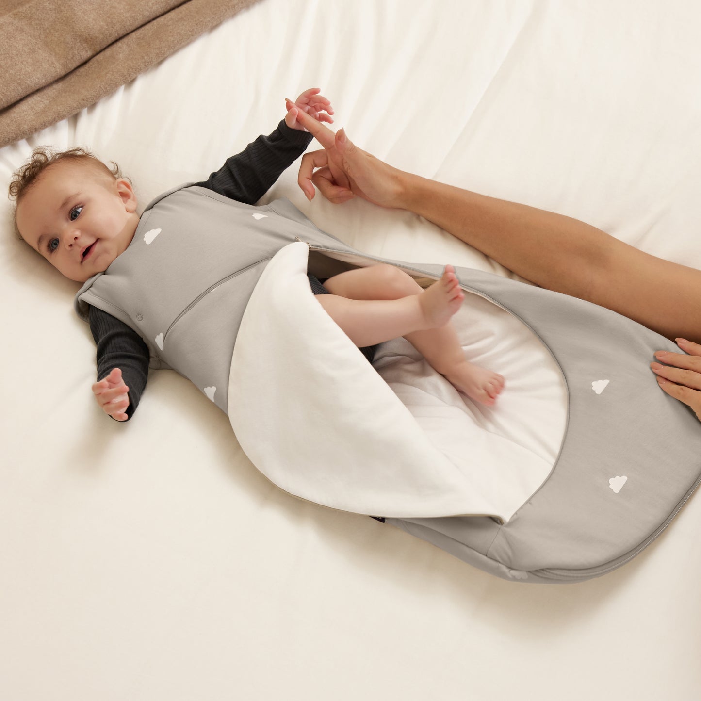 SnuzPouch 0-6 months in white cloud