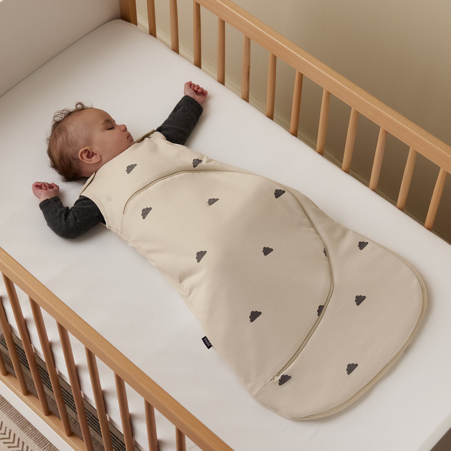 SnuzPouch 0-6 months in sand cloud