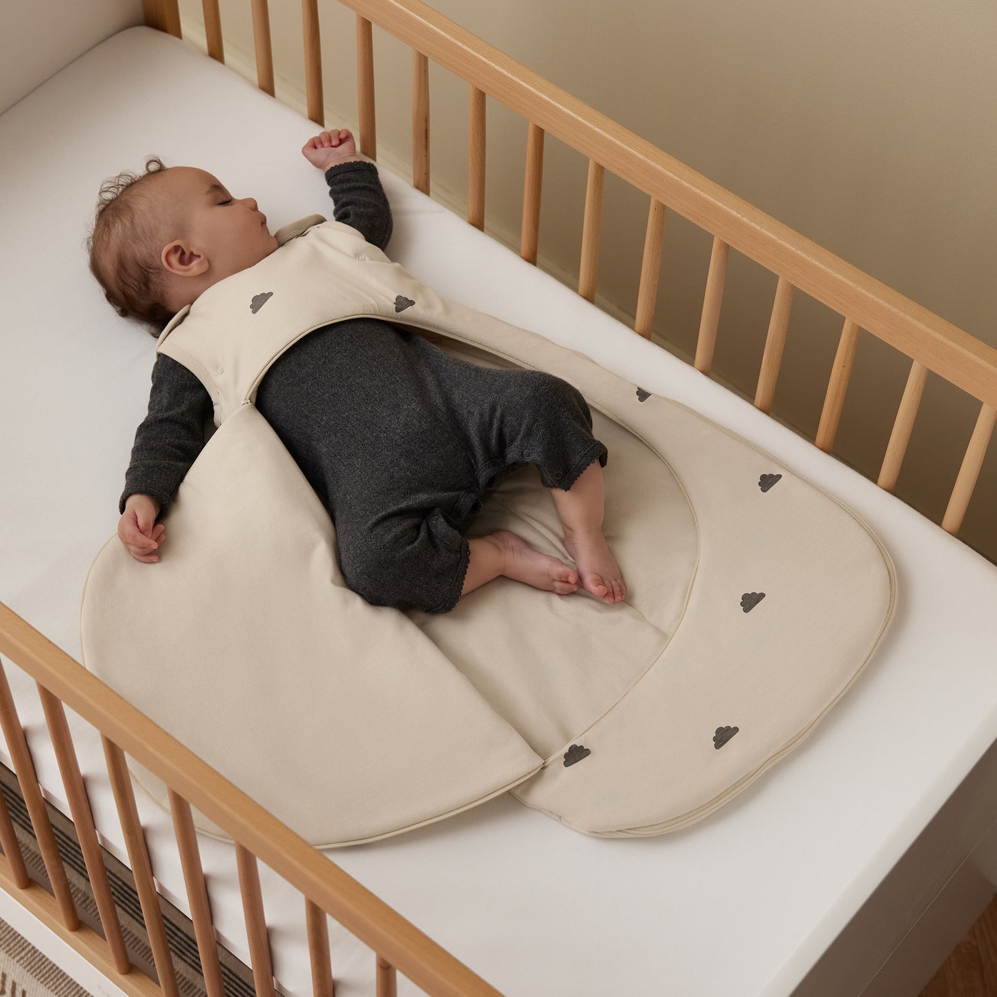 SnuzPouch 0-6 months in sand cloud