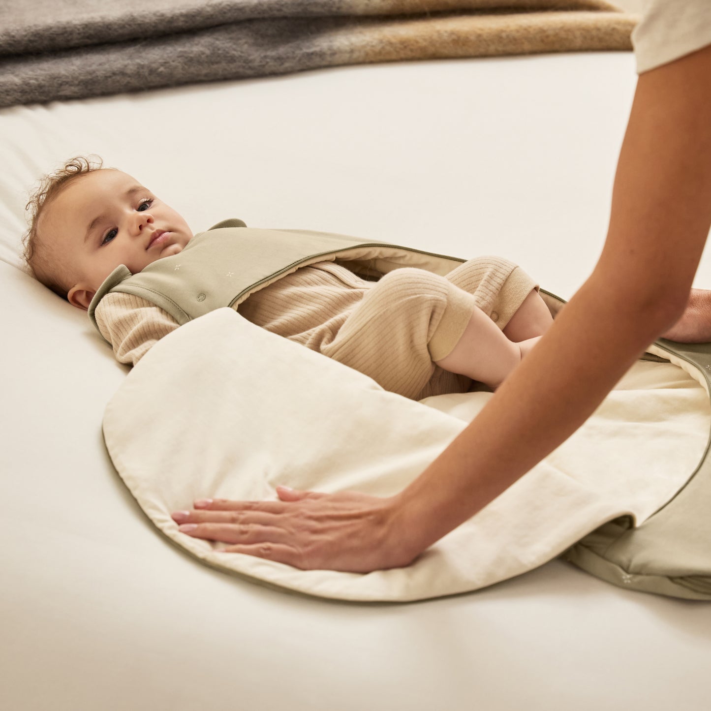 SnuzPouch 0-6 months in Sage Cross