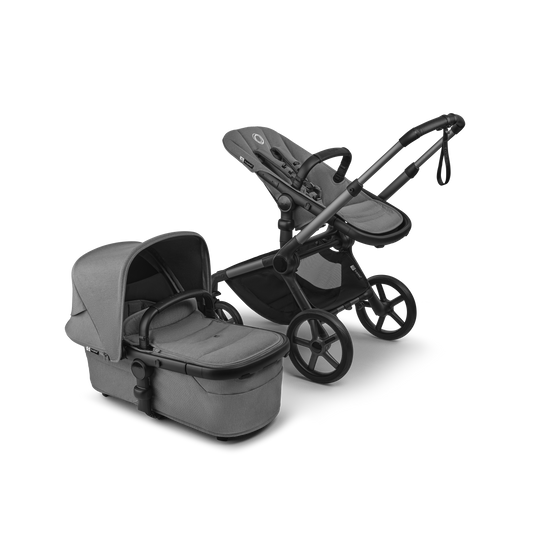 The moon grey Bugaboo Fox5 pushchair, equipped with a seat and carrycot fabric, offers a compact fold for all-terrain use.