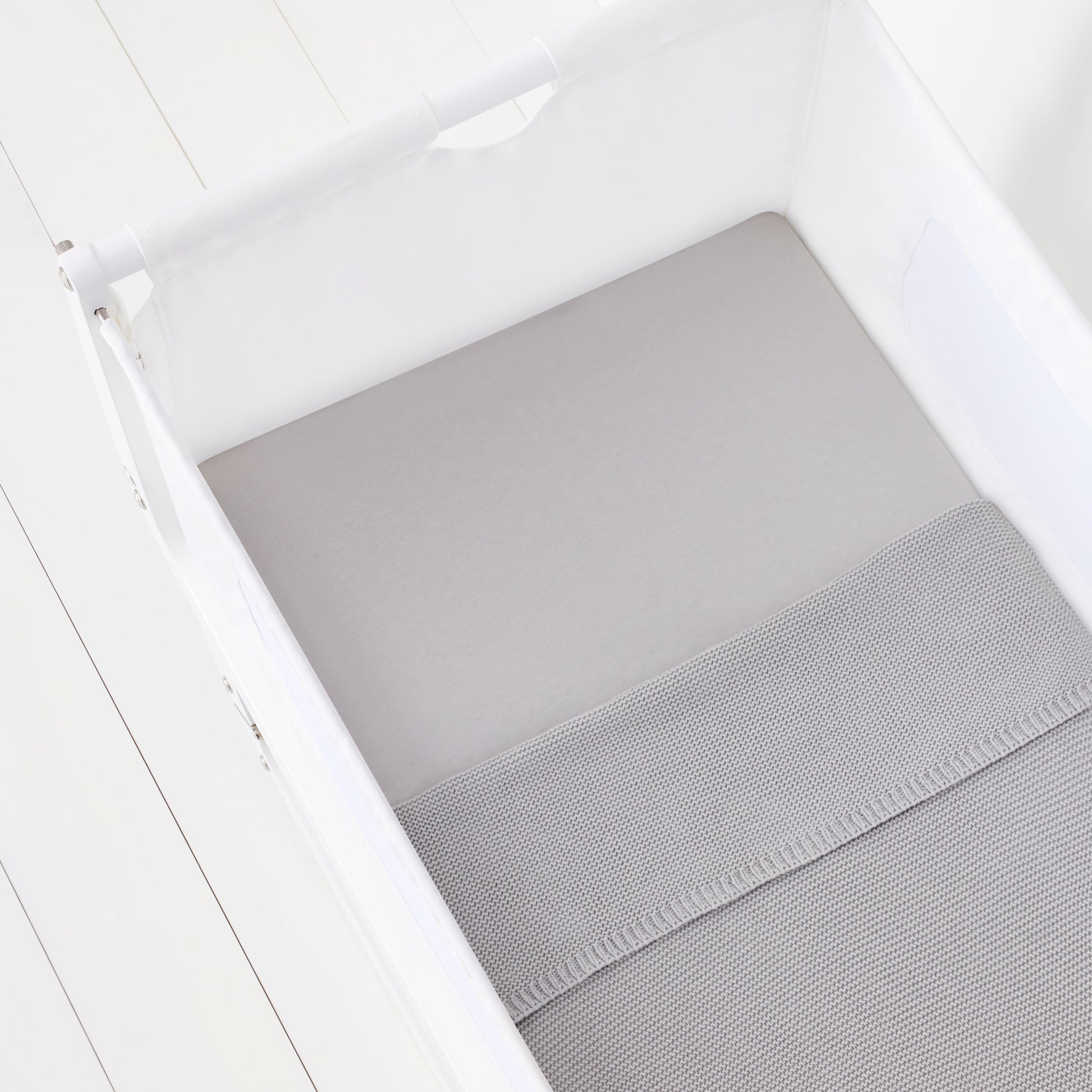 Snuz crib sheets in a plain grey print