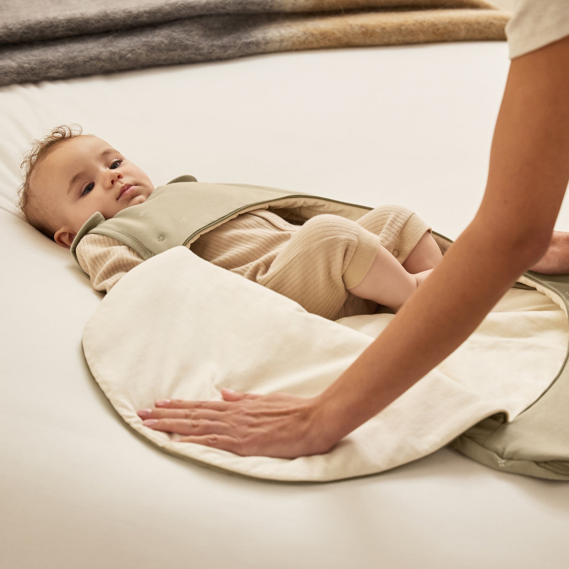  SnuzPouch 0-6 months in Sage Cross