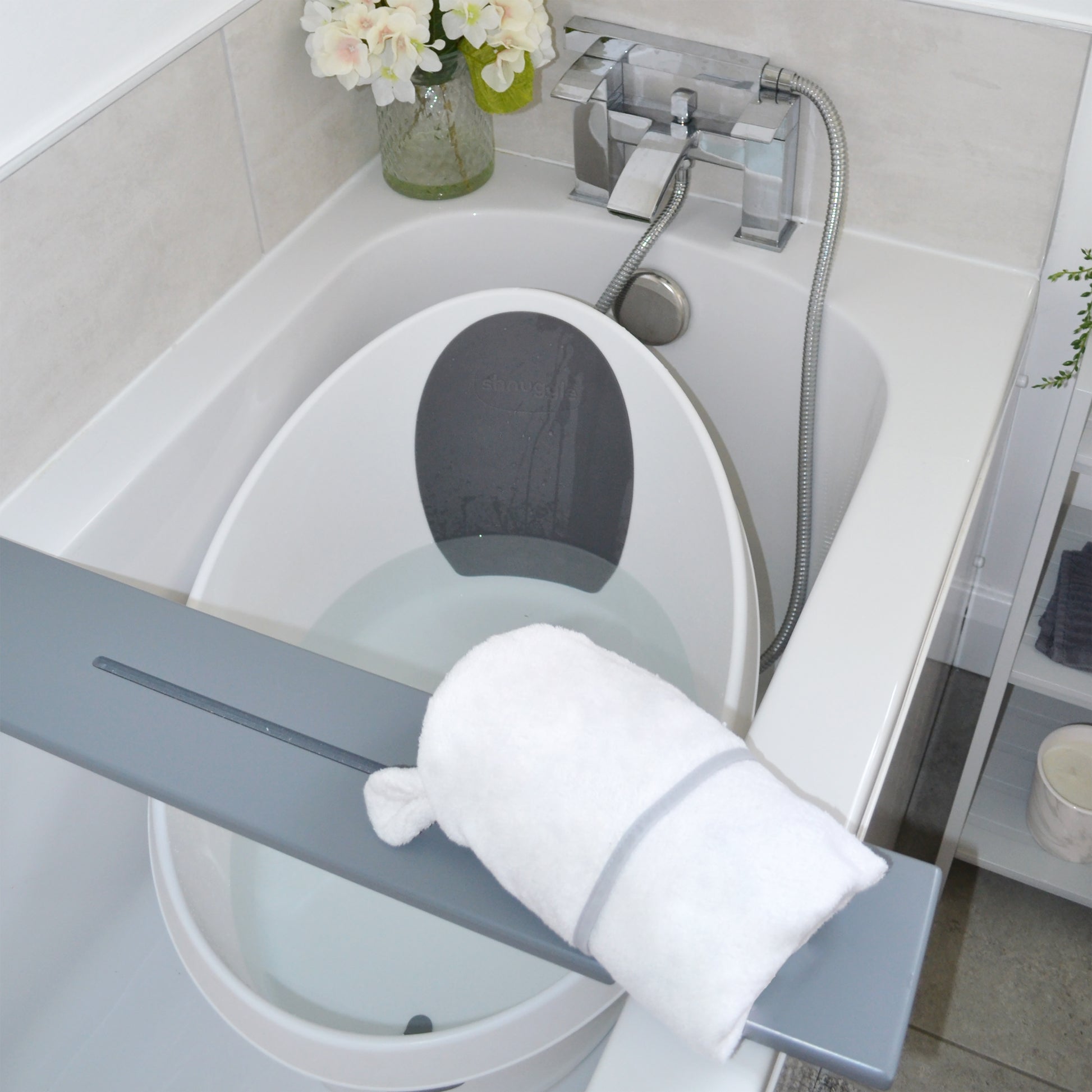 Shnuggle hooded towel in white