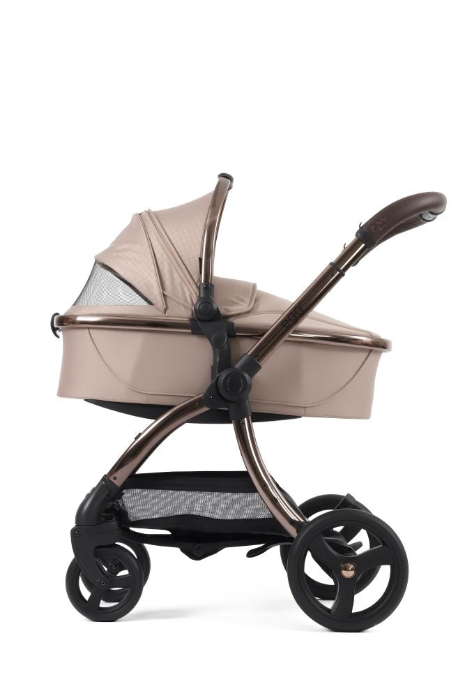 Egg 3 carrycot in houndstooth almond on stroller side profile