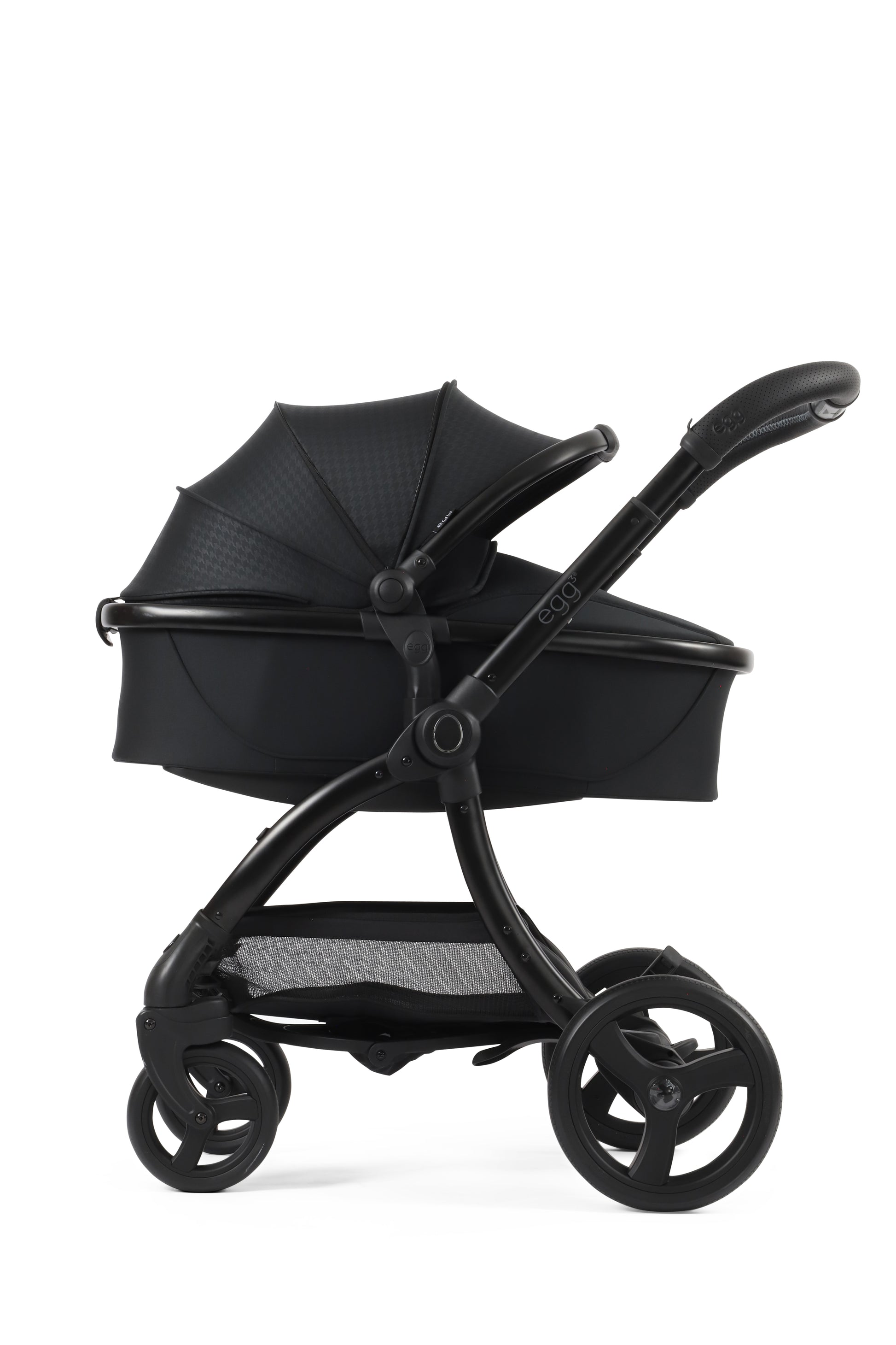 Egg 3 carrycot in houndstooth black on stroller side profile