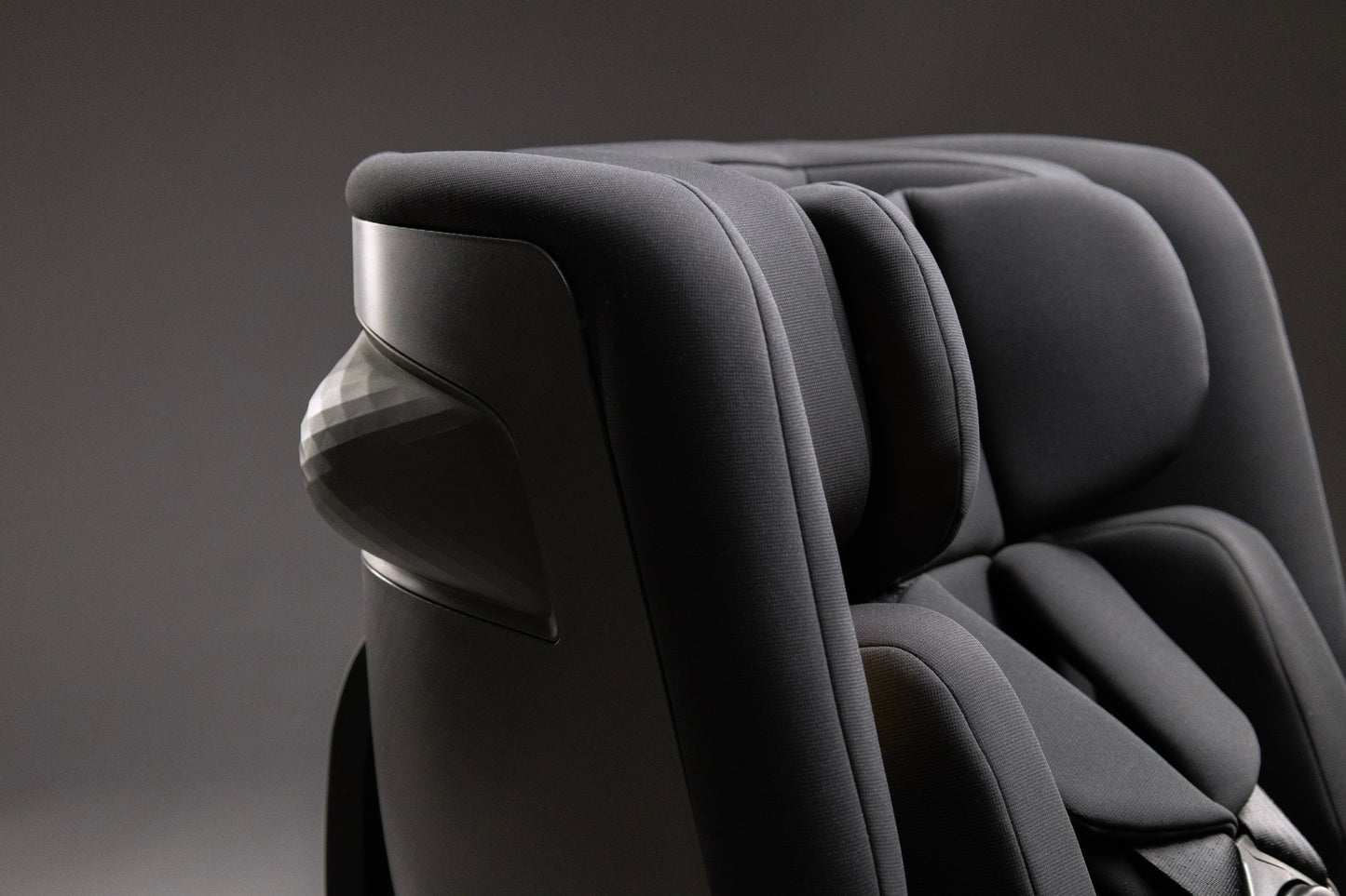 iCandy 360 car seat and swivel base in black colour.